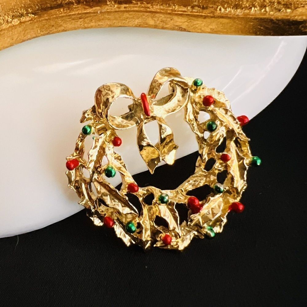 Vintage Christmas Holiday Enamel Wreath Brooch Coat Sweater Scarf Pin Gold 1166